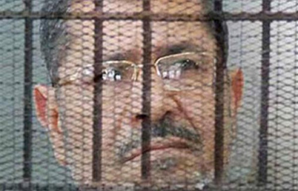 بدء أولى جلسات محاكمة محمد مرسي و 24 آخرين لاتهامهم بإهانة القضاء والإساءة له