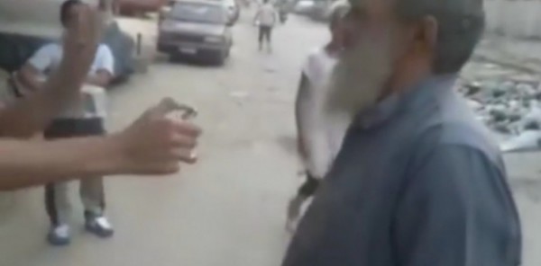3 شباب يحرقون لحية شيخ حاول نصيحتهم .. فيديو