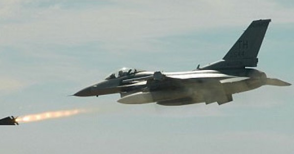 الطيران العراقى ينفذ 7 ضربات جوية ضد تنظيم داعش الإرهابى بالأنبار