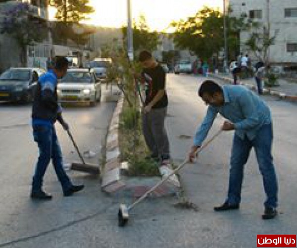 ممثلي القوى الوطنية في ابوديس يشرعون في تنظيف شوارعبلدتهم