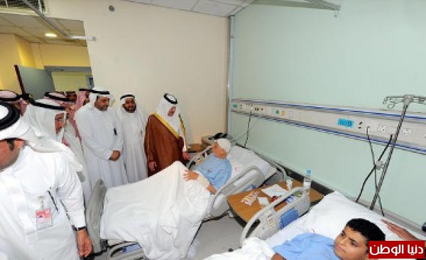 أمير المنطقة الشرقية يتفقد مصابي "تفجير القديح الإرهابي" بمستشفى القطيف والدمام المركزي