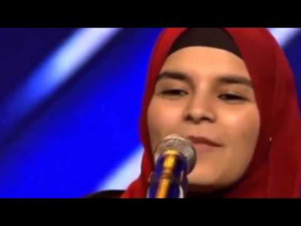 بالفيديو.. فتاة مسلمة تجبر لجنة برنامج اكتشاف مواهب "هولندي"على الوقوف