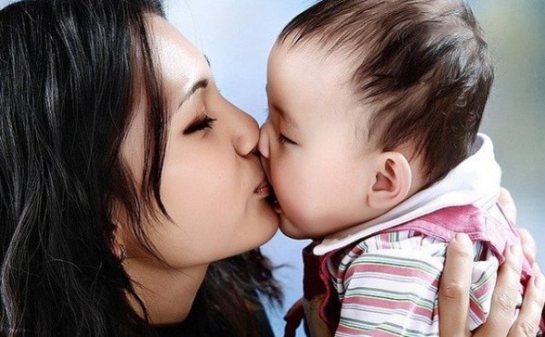 ما أثر قبلة الفم على طفلك الرضيع؟