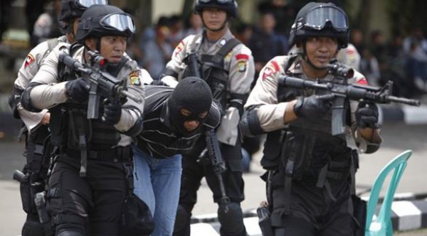 الشرطة الإندونيسية تقتل اثنين من المتشددين الإسلاميين