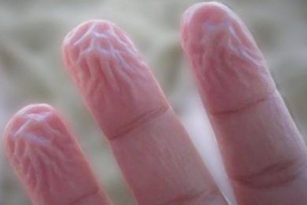 ما هو السر وراء تجاعيد أطراف الأصابع؟