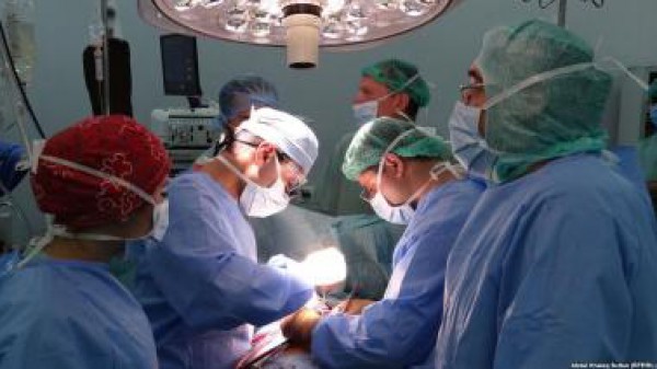 طبيب يفصل رأس الجنين عن جسده اثناء ولادته !