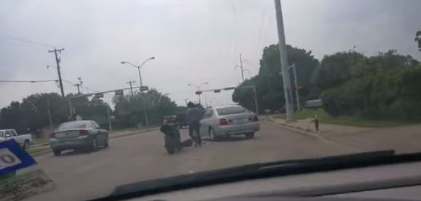 شجار بين سائق سيارة و أخر سائق دراجة نارية