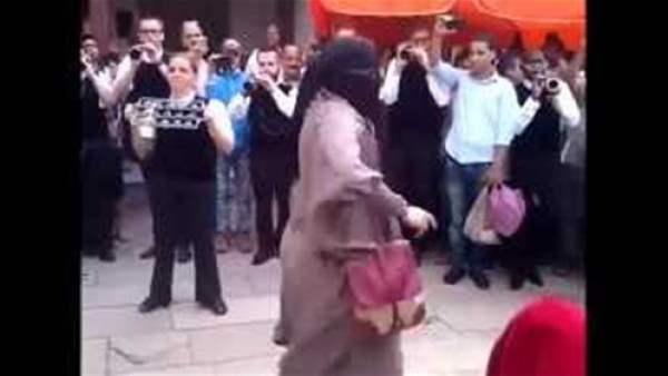 بالفيديو.. فتاة منتقبة تفاجئ المارة بـ"وصلة رقص" في الشارع