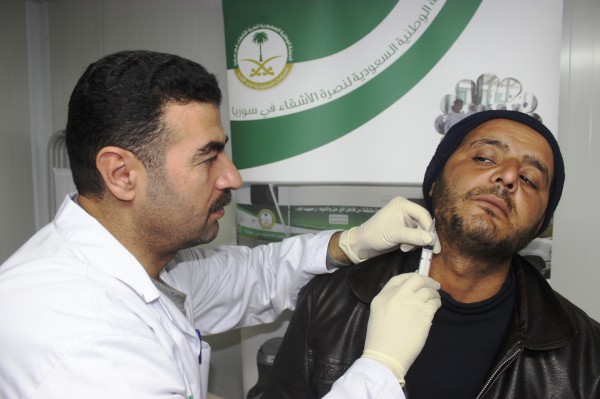 عيادة الجلدية في العيادات التخصصية السعودية بمخيم الزعتري تبدأ تنفيذ خطة فصل الصيف