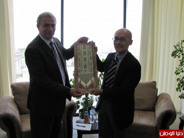 أبوعمرو يلتقي السفيرين الصيني و الياباني في رام الله