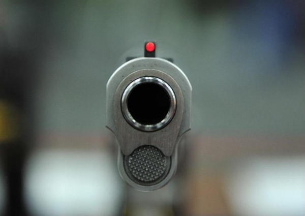 طفل أمريكي بالثانية من العمر يقتل نفسه بسلاح ناري