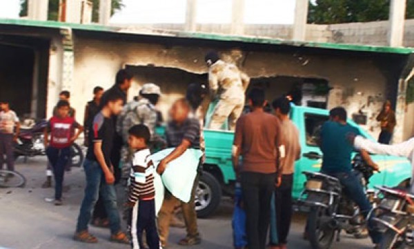 مصر - داعش ولاية سيناء ينشر صوراُ لتوزيعه مساعدات في سيناء