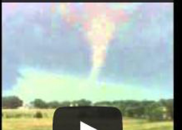 لقطات للإعصار الذي ضرب ضواحي تكساس (فيديو)