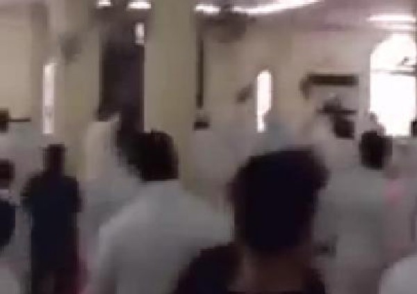 فيديو: لحظة تفجير انتحاري نفسه عند مدخل مسجد الإمام الحسين في الدمام بالسعودية