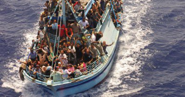 السلطات الإيطالية تنقذ 3300 مهاجر فى البحر المتوسط ومصرع 17