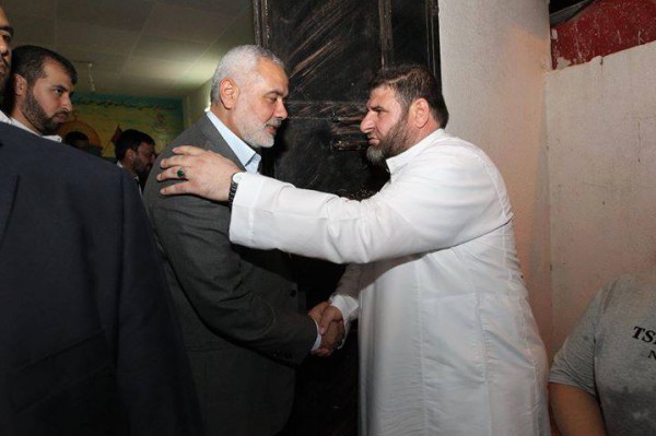 وفد من قيادة حماس يزور الأمين العام للمقاومة الشعبية لتهنئته بالعودة لارض الوطن
