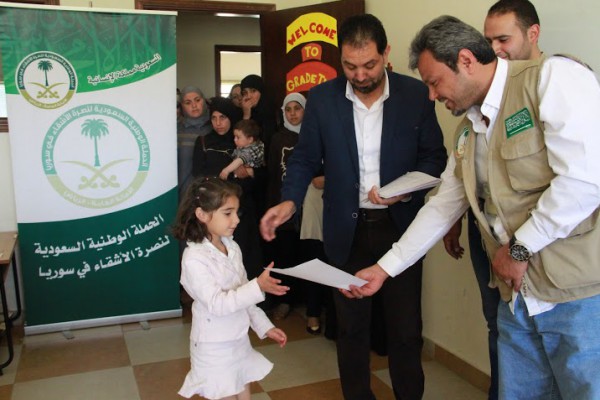 الحملة الوطنية السعودية تكرم المتقوقين من الطلبة السوريين الذين تكفلت بنفقات تعليمهم في لبنان