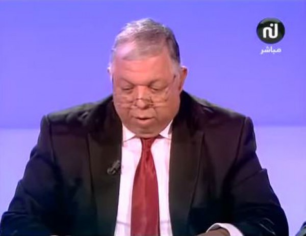 سقوط مقدم برنامج على الهواء بعد إنزلاق الكرسي