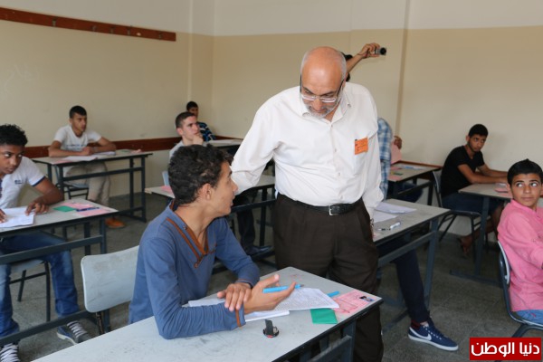 رئيس بلدية بيت حانون يتفقد لجان امتحانات الثانوية العامة