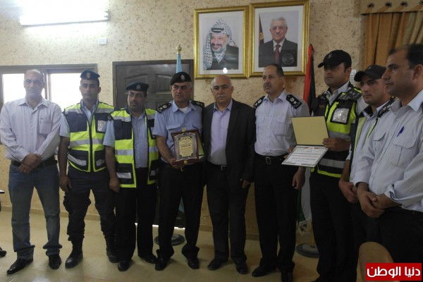المحافظ الخندقجي يكرم مدير المرور في الشرطة ويشيد بادائهم مع جمهور المواطنين