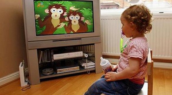 دراسة: مشاهدة الطفل للتلفاز ساعة يومياً تنذر بالبدانة