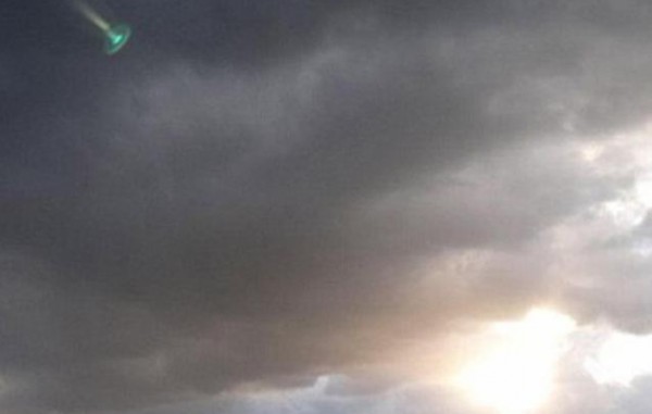 جسم متوهج غامض فيروزي الضوء يظهر بسماء هولندا