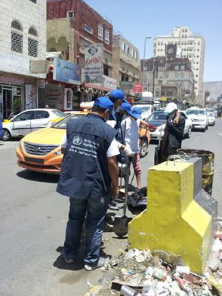 تيار اليمن للجميع يشارك الصحة العالمية في تنظيف عدد من احياء العاصمة