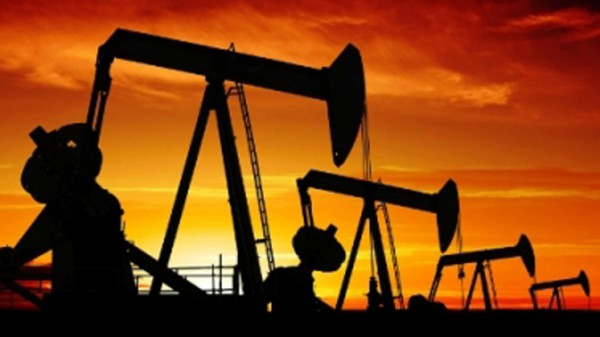 أسعار النفط تتراجع قبيل اجتماع "أوبك"