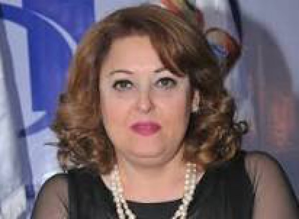 نهال عنبر تقدم واجب العزاء في سامي محمد علي