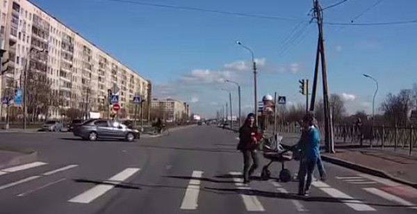 متزلج يتفادي حادث سير مميت