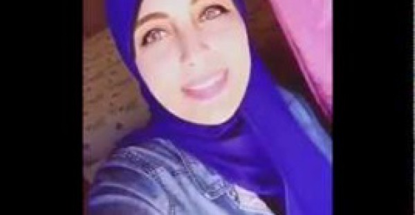 فتاة توجه رسالة انتقاد للشباب