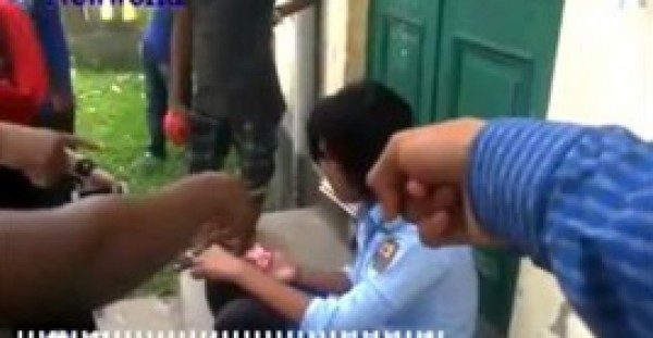 فتاة تضرب حبيبها بالحذاء على وجهه