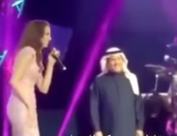 رد فعل طريف لمحمد عبده مع أمال ماهر يثير ضحكات الجمهور