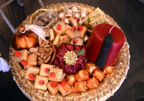 بالفيديو: القرآن الكريم والشموع آخر موضة لهدايا الضيوف بعد الزفاف!