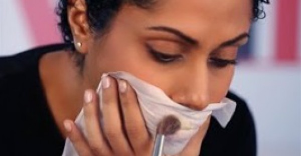 أفضل طريقة لمنع أحمر الشفاه من الطباعة على الأشياء