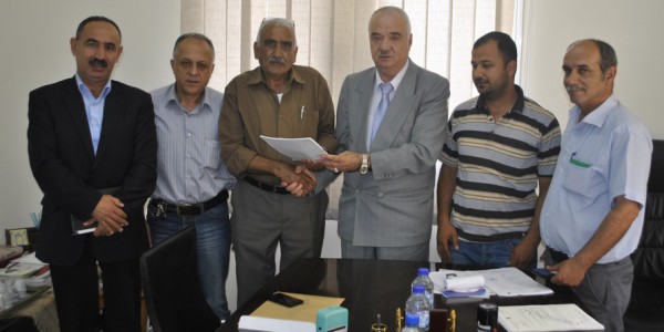 رئيس بلدية سلفيت يوقع اتفاقية إنشاء قاعة متعددة الأغراض في ياسوف