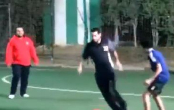 رغم إعتزاله "أبو تريكه "يستعرض مهاراته الكروية في أحد الملاعب
