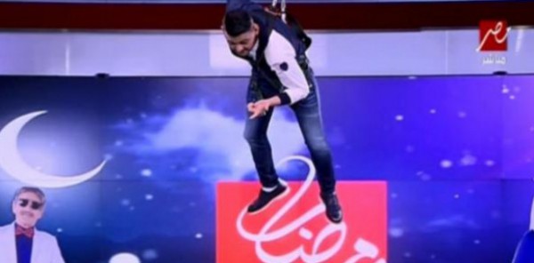 لحظة دخول رامز جلال استوديو يحدث فى مصر ويفاجىء شريف عامر