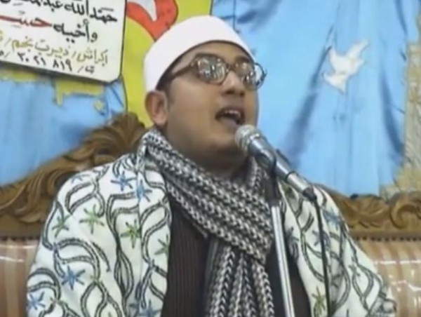جمهور يرقص في المسجد انفعالا لتلاوة القرآن