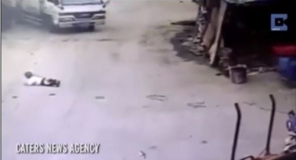 طفل صيني يتصرف بشكل عجيب