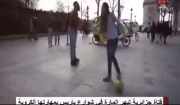 فتاة عربية تلعب كرة القدم وتبهر المارة في باريس