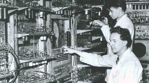 أول حاسوب قابل للبرمجة في بريطانيا ويعود للعام 1944