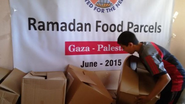 جمعية فجر  تنهي حملة توزيع طرود غذائية بتمويل من مؤسسة الأيدي المسلمة بغزة