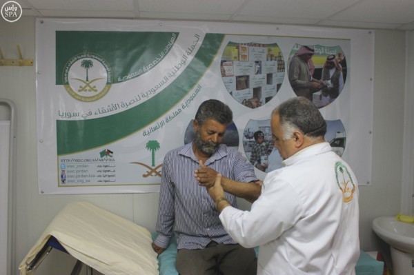 1701 لاجئ سوري يراجعون العيادات التخصصية السعودية في مخيم الزعتري