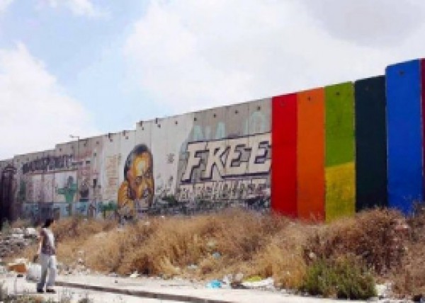 شبان يزيلون رمز "المثلية الجنسية" عن جدار الفصل العنصري