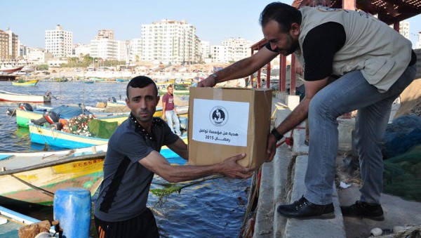 فارس العرب توزع طرود غذائية على الصيادين بتمويل من "جمعية تواصل"