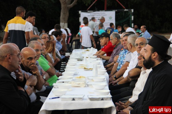 جمعية الاقصى تجمع على مائدتها المسلمين والمسيحيين في إفطار بمدينة الرملة