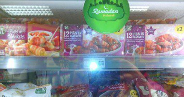 "سوبر ماركت" بريطانى يضع ملصقات رمضان على منتجات لحم الخنزير