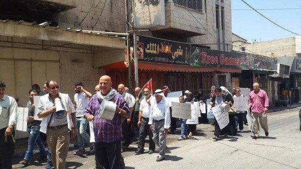 نشطاء من طولكرم يحتجون على غلاء الاسعار امام شركة دواجن فلسطين عزيزا