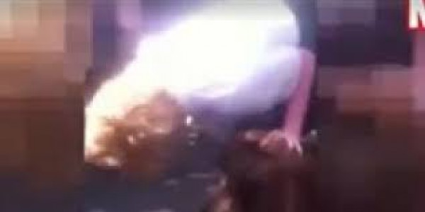 بالفيديو: هجوم مروع على فتاة خارج أبواب المدرسة لإعادتها إلى الفصل